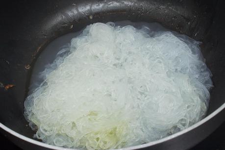 fideos chinos con salmón, nueces y pasas a la soja
