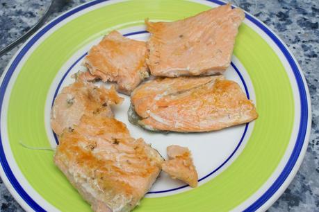 fideos chinos con salmón, nueces y pasas a la soja