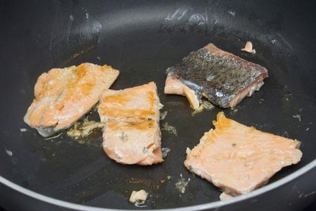 fideos chinos con salmón, nueces y pasas a la soja