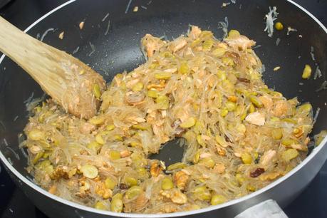 fideos chinos con salmón, nueces y pasas a la soja