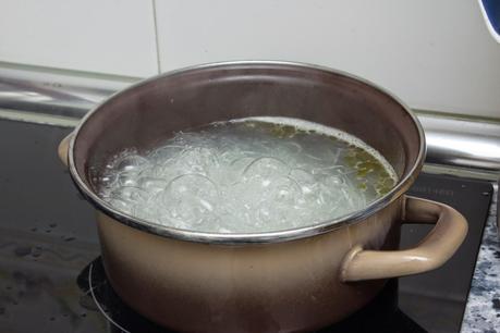 fideos chinos con salmón, nueces y pasas a la soja