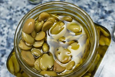 fideos chinos con salmón, nueces y pasas a la soja