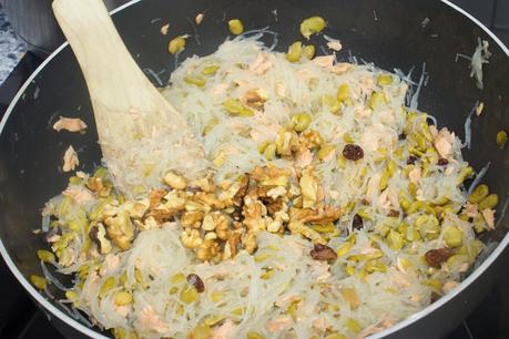 fideos chinos con salmón, nueces y pasas a la soja