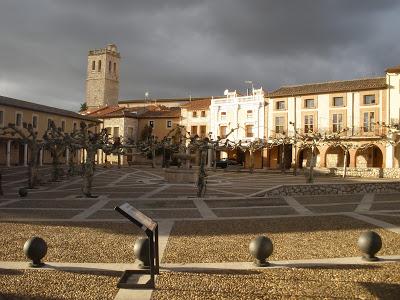 Rodeado por soportales, forman un conjunto de arquitectura popular junto con el castillo