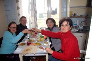 BRINDANDO CON LA HERMANA DE MARNUK EN SU CASA EN GARNI