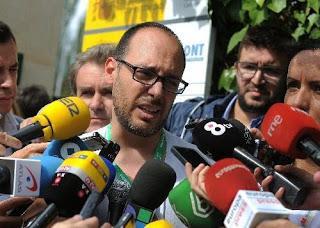 Germán Rodríguez ofreciendo la rueda de prensa improvisada