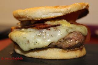 HAMBURGUESAS DE TERNERA CON GUACAMOLE Y QUESO HAVARTI CON ENELDO