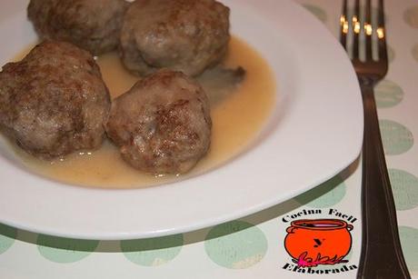 ALBÓNDIGAS DE TERNERA Y CHAMPIÑONES, EN SALSA.