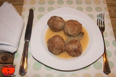ALBÓNDIGAS DE TERNERA Y CHAMPIÑONES, EN SALSA.
