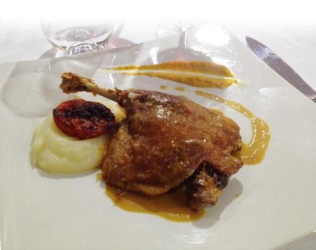 Emplatado del confit en la mesa del Restaurante del Hotel Masía la Torre