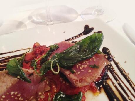 Plato de tataki de atún de La Crema Canela