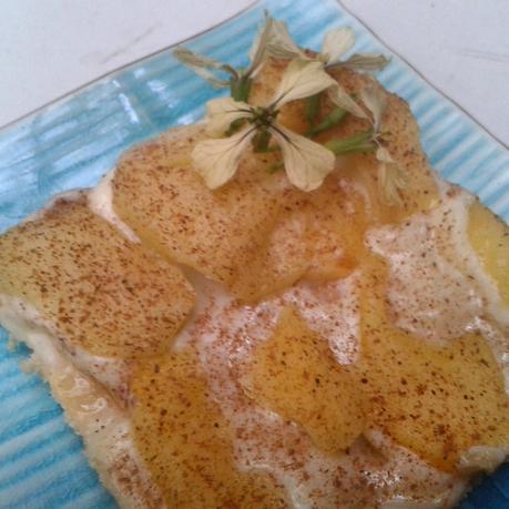 Tarta fácil y rápida de manzanas con flores de rúcula
