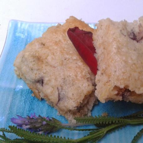 Torta o queque de manzanas y pétalos de rosas rojas.