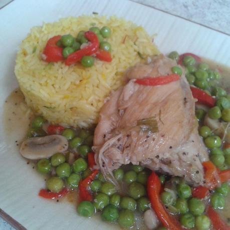 Pollo al vino blanco y verduras con arroz al azafrán.