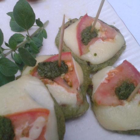Pinchos de arepas al pesto , tomate y queso.