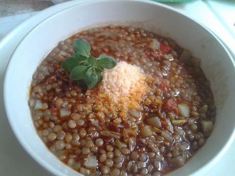 Guiso de lentejas con chorizo colorado y papas.