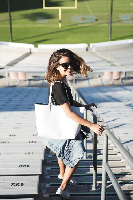 Manson_Gavriel_Tote_Bag-Black_Outfit-Vintage_Levis-Sneakers-Rose_Bowl_Flea_Market-10