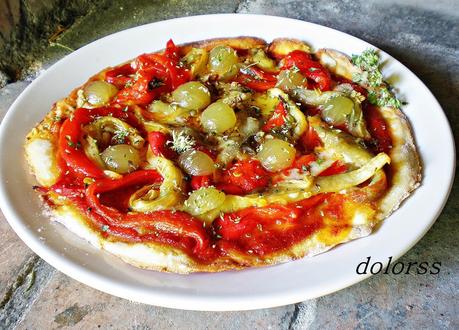 Pizza de escalivada, gorgonzola y uvas