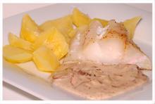 Bacalao con patatas y salsa de champiñones