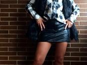 Chaleco pelo sobre camisa cuadros.