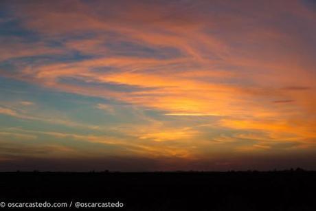 Se pone el sol y arde el cielo en el sur