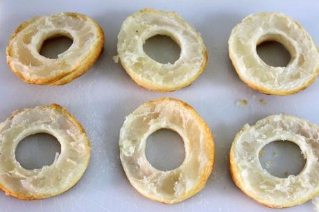 roscón de hojaldre relleno de nata discos cortados