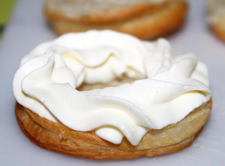 roscón de hojaldre relleno de nata relleno2