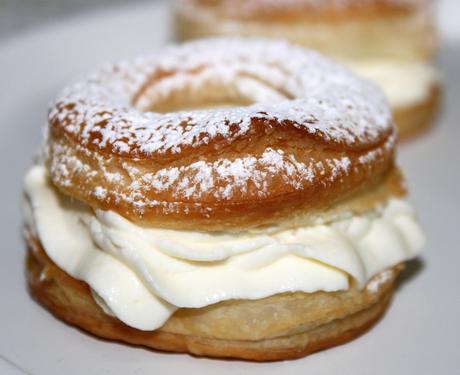 roscón de hojaldre relleno de nata final