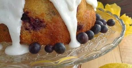 BUNDT CAKE DE LIMÓN Y ARÁNDANOS CON GLASEADO DE NATA Y VAINILLA