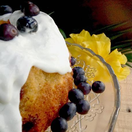 BUNDT CAKE DE LIMÓN Y ARÁNDANOS CON GLASEADO DE NATA Y VAINILLA