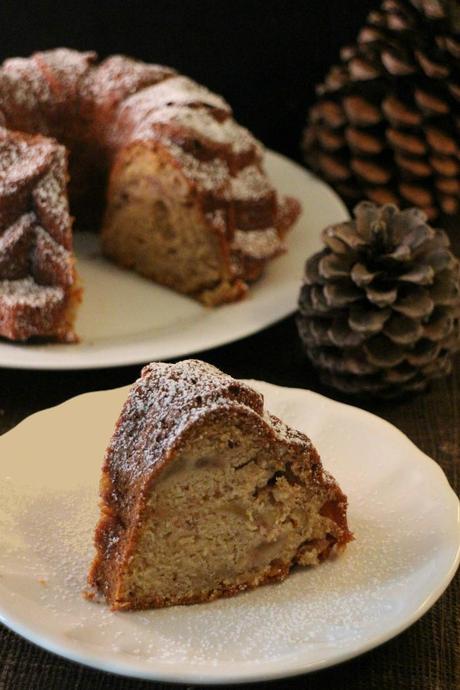 Bundt cake de peras, yogur griego y avellanas. {National Bundt Cake Day}
