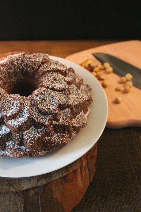 Bundt cake de peras, yogur griego y avellanas. {National Bundt Cake Day}
