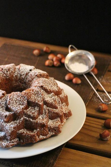 Bundt cake de peras, yogur griego y avellanas. {National Bundt Cake Day}