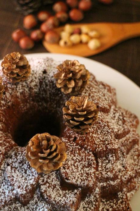 Bundt cake de peras, yogur griego y avellanas. {National Bundt Cake Day}