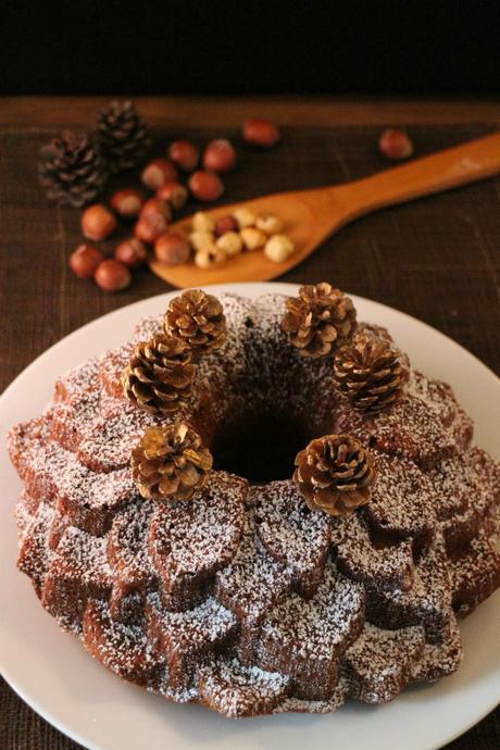 Bundt cake de peras, yogur griego y avellanas. {National Bundt Cake Day}