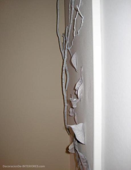 Cuadro con ramas y hojas secas, detalle lateral