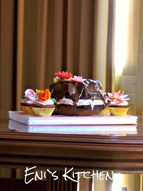 Bundt cake con frosting de queso y fresa y glaseado de ganache de chocolate negro!National Bundt Cake day!