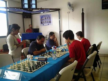 Concluido el primer tercio de competencia el campeón defensor llega a la cima