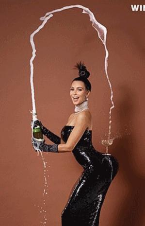 Kim Kardashian brindando con champagne