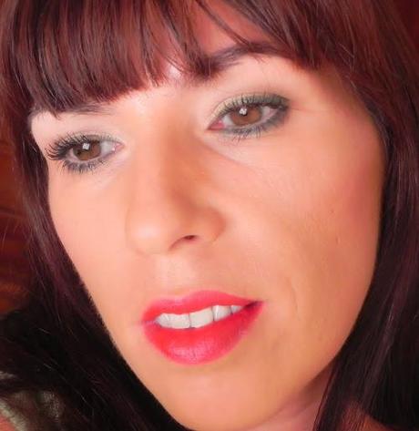 Verde militar y rojo (Look, outfit y manicura)