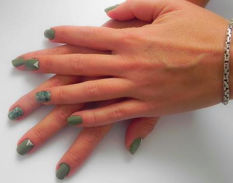 Verde militar y rojo (Look, outfit y manicura)