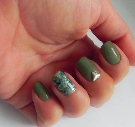 Verde militar y rojo (Look, outfit y manicura)