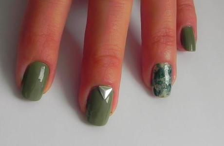 Verde militar y rojo (Look, outfit y manicura)