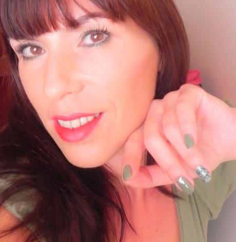 Verde militar y rojo (Look, outfit y manicura)