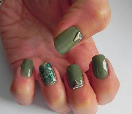 Verde militar y rojo (Look, outfit y manicura)