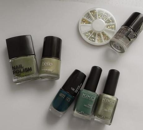 Verde militar y rojo (Look, outfit y manicura)