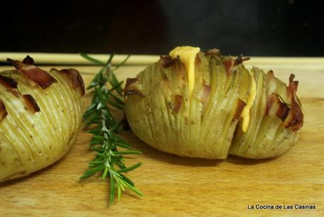 Patatas Hasselback, Lomo Asado al Romero y Coulis de Granada Patatas Hasselback, Lomo Asado al Romero y Coulis de Granada