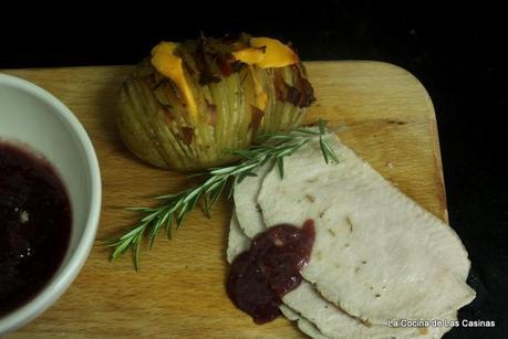 Patatas Hasselback, Lomo Asado al Romero y Coulis de Granada Patatas Hasselback, Lomo Asado al Romero y Coulis de Granada