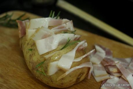 Patatas Hasselback, Lomo Asado al Romero y Coulis de Granada Patatas Hasselback, Lomo Asado al Romero y Coulis de Granada