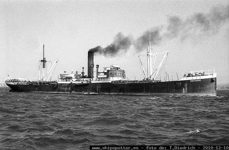 El Socogui en nuestro puerto con madera de Guinea...